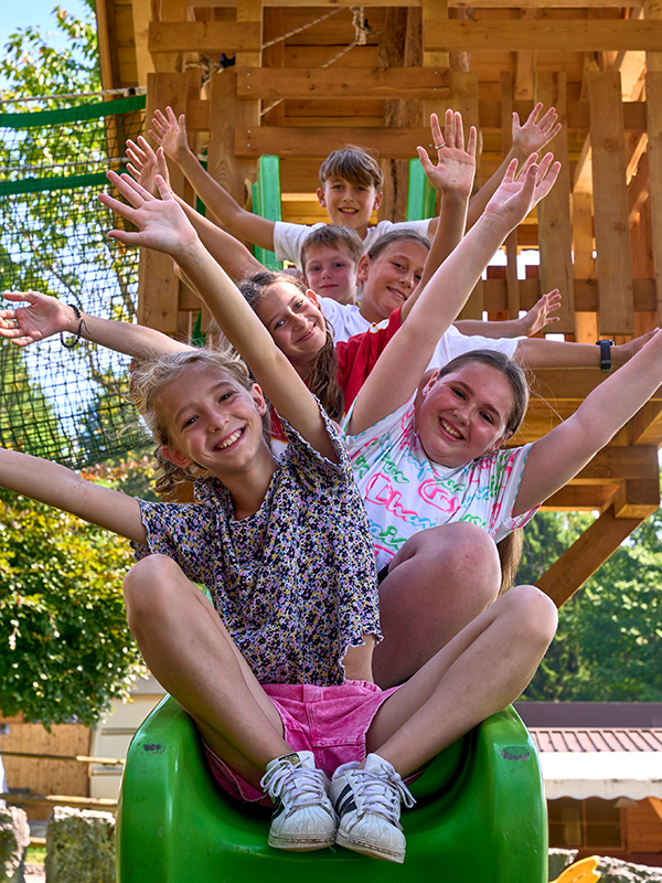 bambini al parco giochi camping riviera roana
